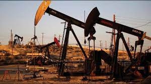 النفط يرتفع أكثر من دولار بعد أن رفعت السعودية الأسعار