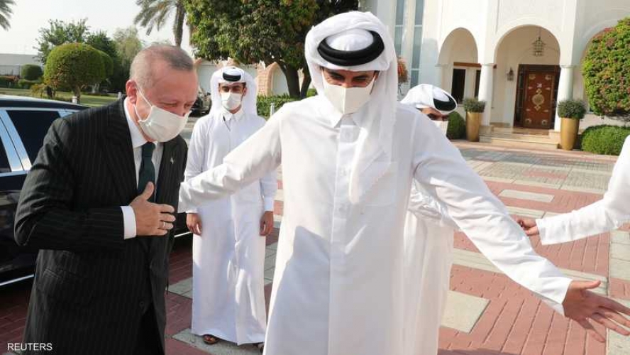 أوغلو يزعم أن أردوغان لم يتوجه إلى قطر لطلب مساعدتها في مواجهة انهيار الليرة