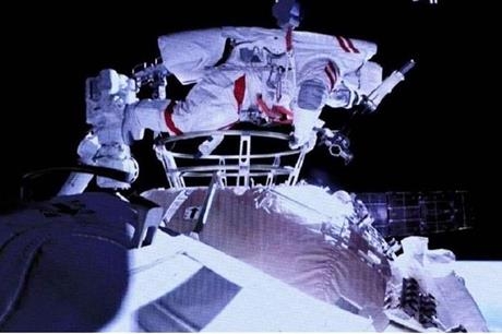 رائدا فضاء صينيان يجريان أنشطة خارج المحطة الفضائية الصينية