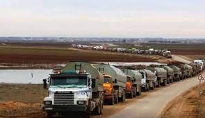 قافلة ‎أمريكية تحمل النفط السوري المسروق متجهة إلى معبر الوليد الحدودي ‎العراقي.