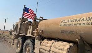الإحتلال الأمريكي ينقل 130 صهريج من النفط السوري المسروق الى الأراضي العراقية