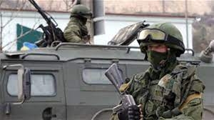 القوات الروسية في مركز الشرطة في ميليتوبول بعد السيطرة على المدينة