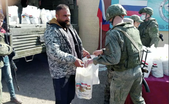 القوات الروسية توزيع مساعدات إنسانية في ريف دير الزور