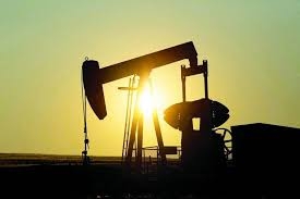 تراجع أسعار النفط بسبب تقييم توافر إمدادات جديدة