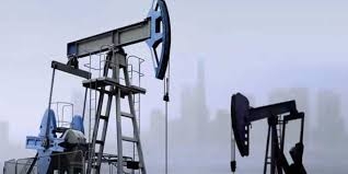 انخفاض النفط أكثر من 5 دولارات مع بحث إدارة بايدن سحب جزء من الاحتياطيات