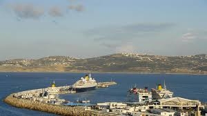 وصول أول باخرة إسبانية إلى ميناء طنجة في المغرب بعد اتفاق على فتح الخطوط البحرية بين البلدين