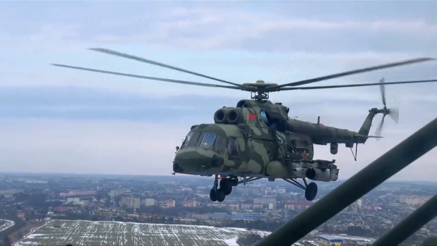 بالفيديو.. مروحيات روسية تستهدف منظومة دفاع جوي ومدرعات أوكرانية
