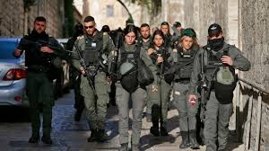 إسرائيل تعتقل 12 فلسطينيا في أنحاء الضفة الغربية