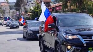 دعما لبوتين و للعملية العسكرية الروسية شباب من لبنان يقفزون بالمظلات رافعين علم روسيا ورايات النصر على النازية