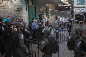 الإعلام الإسرائيلي: تعرض ضابط بالشرطة لإصابة جراء عملية طعن في القدس المحتلة