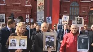 الرئيس الروسي بوتين يشارك في مسيرة /فوج الخالدين/ حاملا صورة أبيه