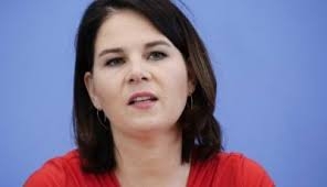 وزيرة خارجية ألمانيا تتعرض للرشق بالبيض اثناء حديثها في تجمع انتخابي