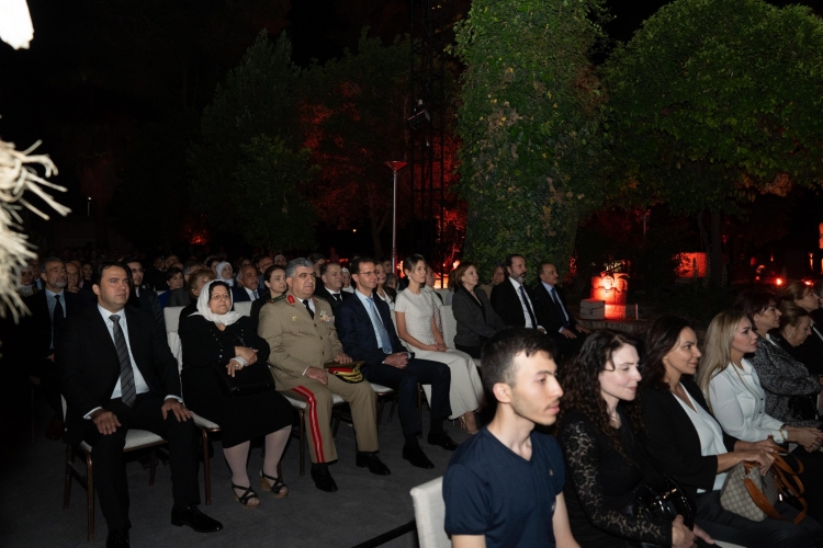 تخليداً لذكرى الشهداء.. الرئيس الأسد والسيدة أسماء الأسد يشاركان في احتفالية بالمتحف الوطني بدمشق