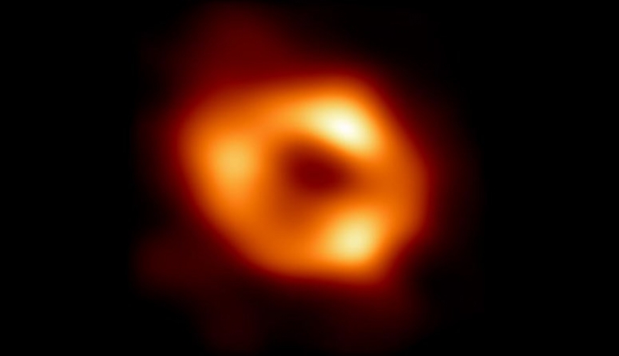 كشف النقاب عن صورة لثقب أسود عملاق في وسط المجرة