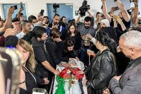شرطة الإحتلال تقتحم السيارة التي تنقل جثمان الصحفية شيرين وتنزع العلم الفلسطيني 