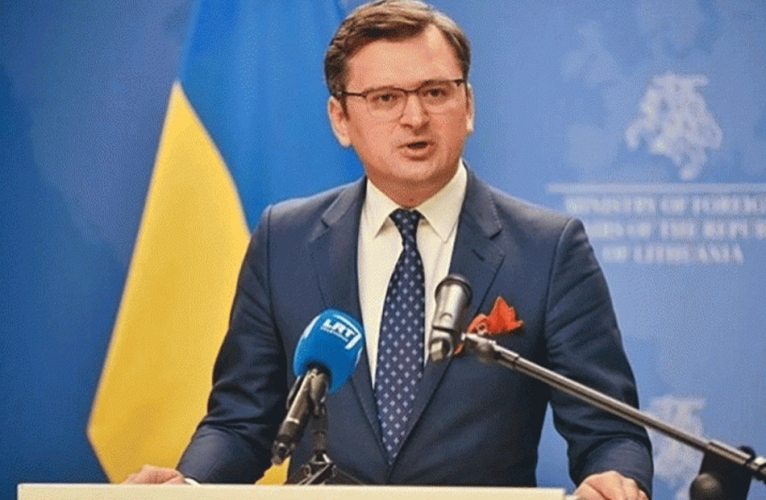 وزير خارجية اوكرانيا يبحث مع نظيره الامريكي زيادة إمدادات الأسلحة إلى أوكرانيا