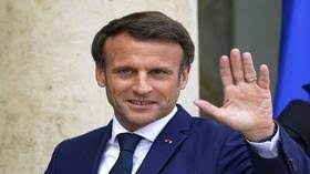 الرئيس الفرنسي يتعهد باستمرار وزيادة شحنات الأسلحة الفرنسية إلى أوكرانيا