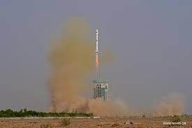 الصين تطلق صاروخ فضائي يحمل ثلاثة أقمار صناعية لاختبار الاتصالات في المدارات المنخفضة