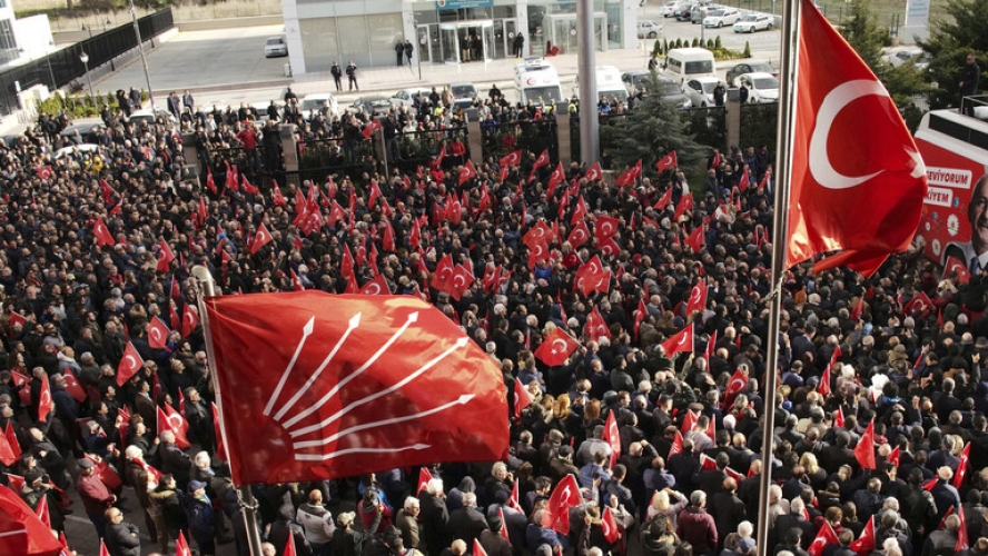 صحيفة زمان التركية: الآلاف يحتجون في إسطنبول على إدانة مسؤولة في المعارضة