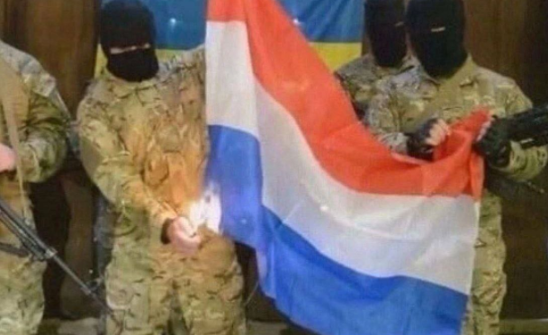 متطرفون أوكران يحرقون العلم الهولندي لسبب مضحك جداً
