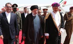 الرئيس الايراني يصل مسقط في زيارة رسمية و سلطان عمان هيثم بن طارق في استقباله