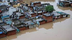 71 قتيلا في فيضانات بالهند وأكثر من 5000 قرية تحت المياه وتضرر ملايين السكان