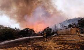 الحرائق تهدد عدة بلدات إسبانية وإجلاء مئات الاشخاص