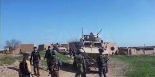 عناصر من الجيش يعترضون رتل آليات عسكرية للاحتلال الأمريكي بريف القامشلي