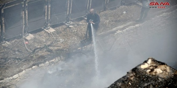 إخماد حريق في أعشاب قرب جسر الرئيس في دمشق