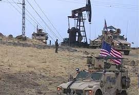 الاحتلال الأمريكي ينقل 55 صهريجاً محملاً بالنفط السوري المسروق إلى قواعده في العراق