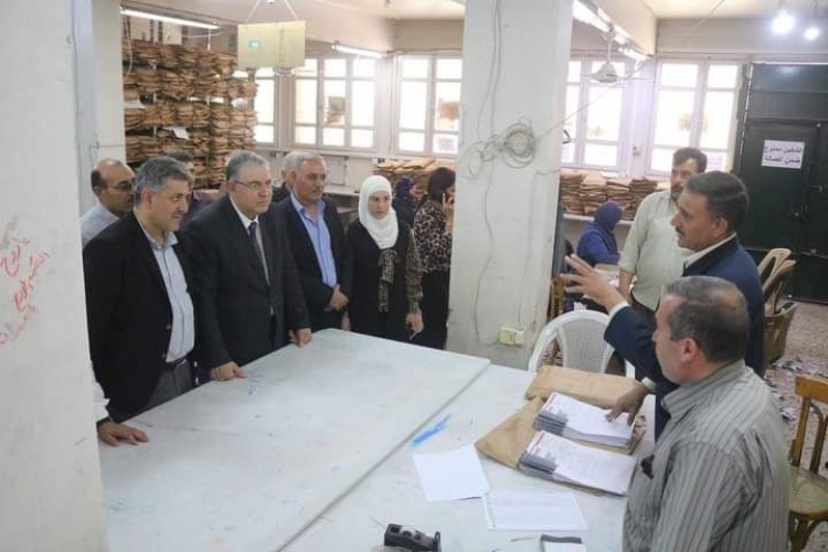 وزير التربية يتفقد مركز التنتيج في حماة بعد أن انهت تصحيح أوراق امتحانات الشهادة الثانوية