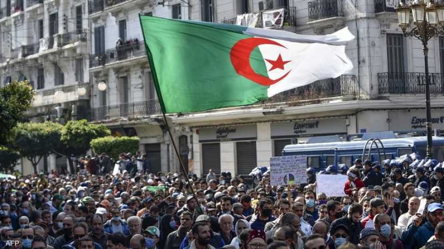 الجزائر تحتفل بعيد استقلالها الـ 60 بأضخم عرض عسكري منذ 33 عاما