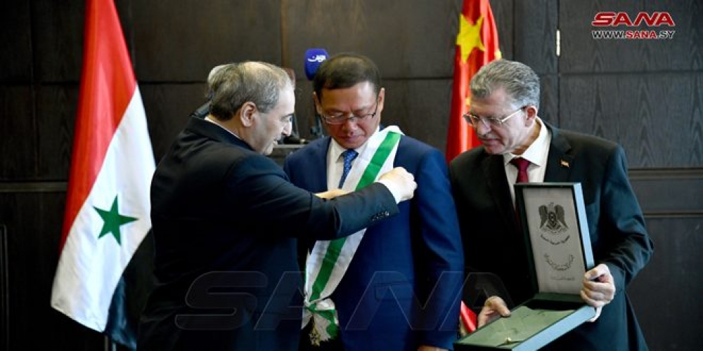 الرئيس بشار الأسد يمنح السفير الصيني بدمشق وسام الاستحقاق السوري من الدرجة الممتازة