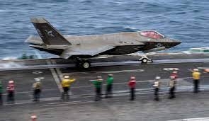 البحرية الأمريكية تنتشل المقاتلة /F-18/ التي سقطت بمياه البحر المتوسط من حاملة الطائرات /هاري ترومان/