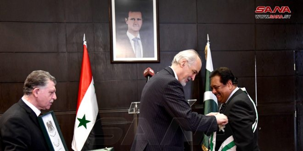 الرئيس بشار الأسد يمنح السفير الباكستاني بدمشق وسام الاستحقاق السوري من الدرجة الممتازة