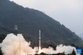 الصين تطلق قمرا صناعيا للتجارب العلمية على متن الصاروخ الحامل 