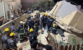 انتشال 10جثث من تحت أنقاض البناية المنهارة في الأردن