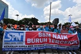 إحتجاجات حاشدة في إندونيسيا احتجاجا على ارتفاع أسعار الوقود