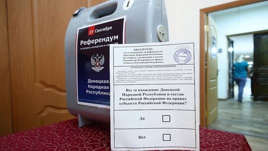 استمرار التصويت في اليوم الثاني من استفتاءات دونيتسك ولوغانسك وزابوروجيه و خيرسون