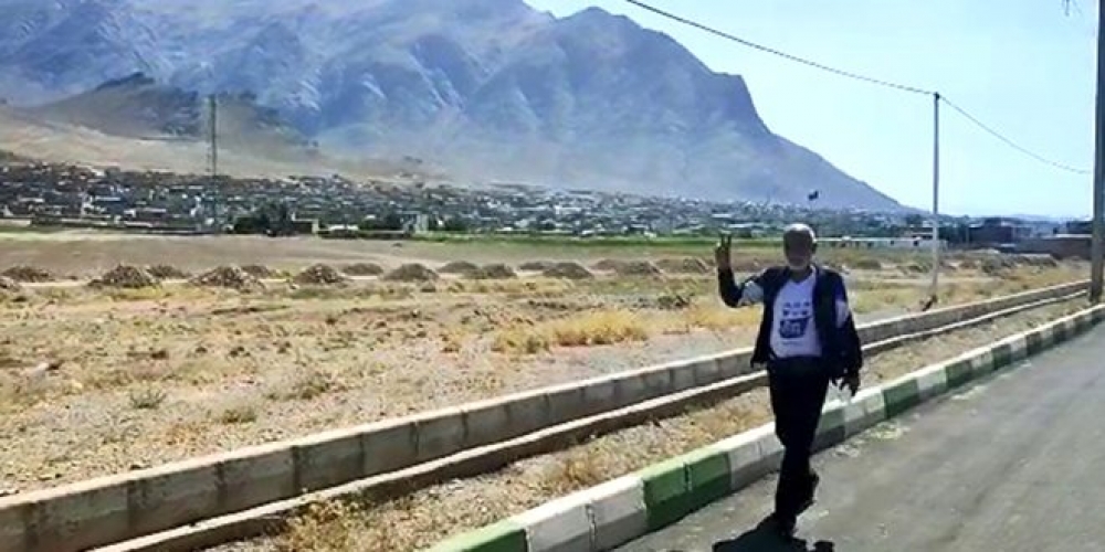 الرحالة السوري / خليفة الحسين/ يصل طهران قادماً من دير الزور مشياً على الأقدام