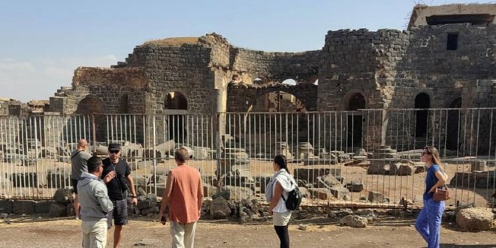 مجموعة سياحية من جنسيات أوروبية مختلفة تزور معالم أثرية في بصرى الشام