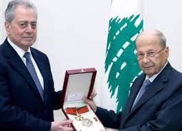الرئيس اللبناني ميشال عون يقلد السفير السوري وسام الأرز الوطني بمناسبة انتهاء مهامه وتقديراً لجهوده