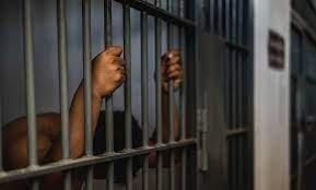 أمريكي من جذور افريقية يخرج من السجن بعد 30 عام ضلماً قضاها خلف القضبان