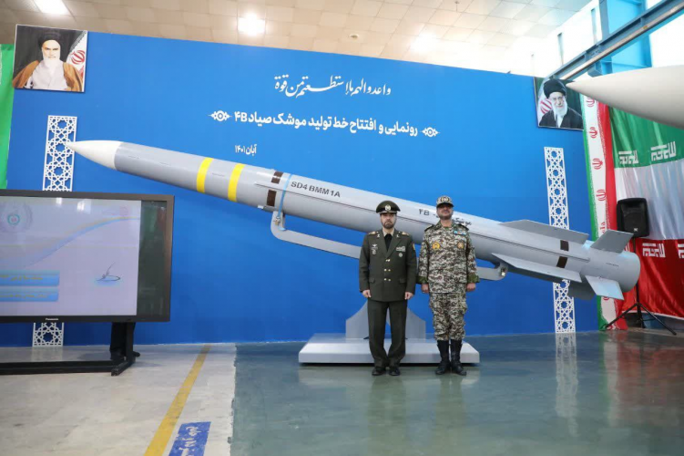 إيران تكشف عن صاروخ دفاع جوي 