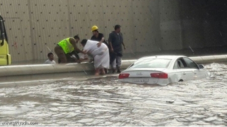 مدينة جدة في السعودية تشهد سيول وفيضانات والمياه جرفت السيارات