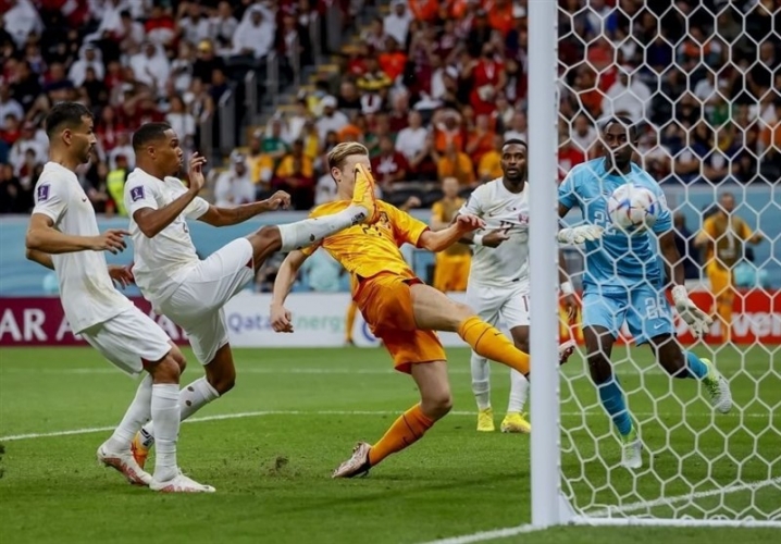 هولندا تتغلب على قطر وتتصدر المجموعة الأولى في نهائيات كأس العالم في قطر