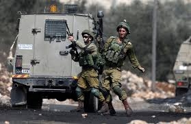 استشهاد فلسطيني وإصابة آخرين برصاص قوات الاحتلال 