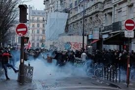 باريس .. إصابة 30 شرطي واعتقال 11 شخصا خلال أعمال شغب تخللها مواجهات