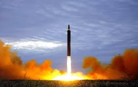 كوريا الشمالية تختبر نظام صاروخي وتصيب الهدف في بحر اليابان