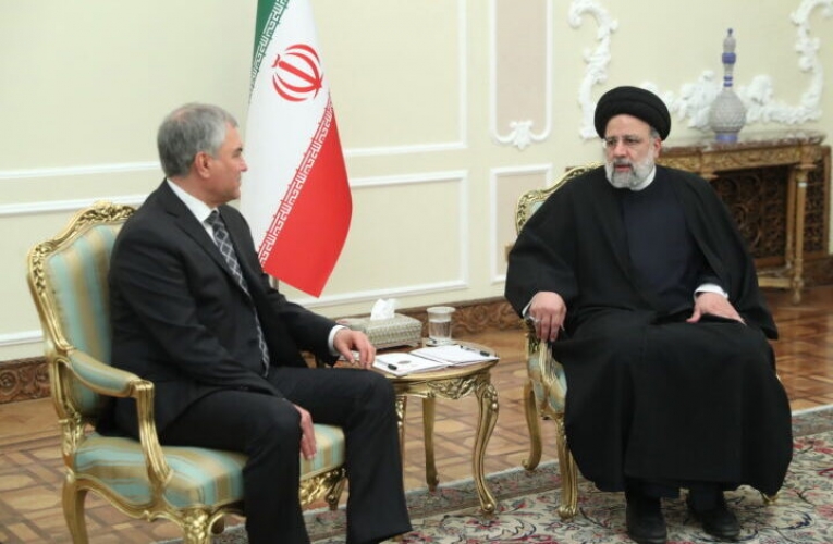 الرئيس الإيراني خلال لقائه فولودين.. ايران تتابع تنفيذ جميع الاتفاقات الموقعة مع روسيا